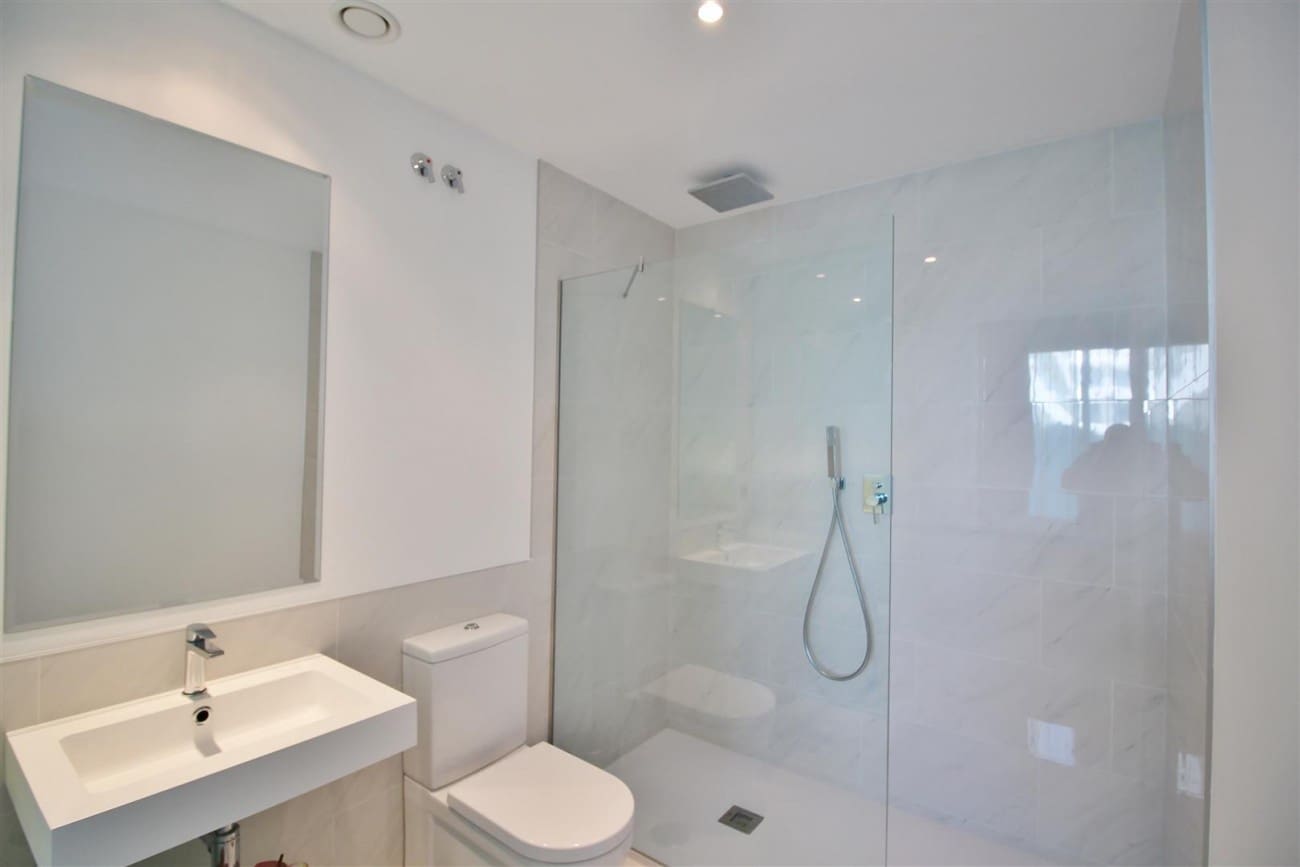 Apartamento de 4 habitaciones en New Golden Mile en venta con piscina - 360.000 € (Ref: 7543795)