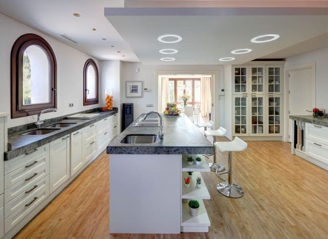 Chalet de 6 habitaciones en Marbella en venta con piscina - 4.950.000 € (Ref: 7543824)