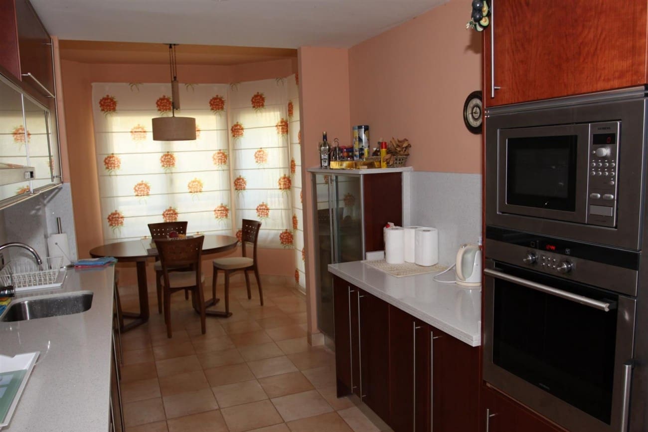 3 bedroom Apartment for sale in Marbella with pool - € 650,000 (Ref: 7543827)
