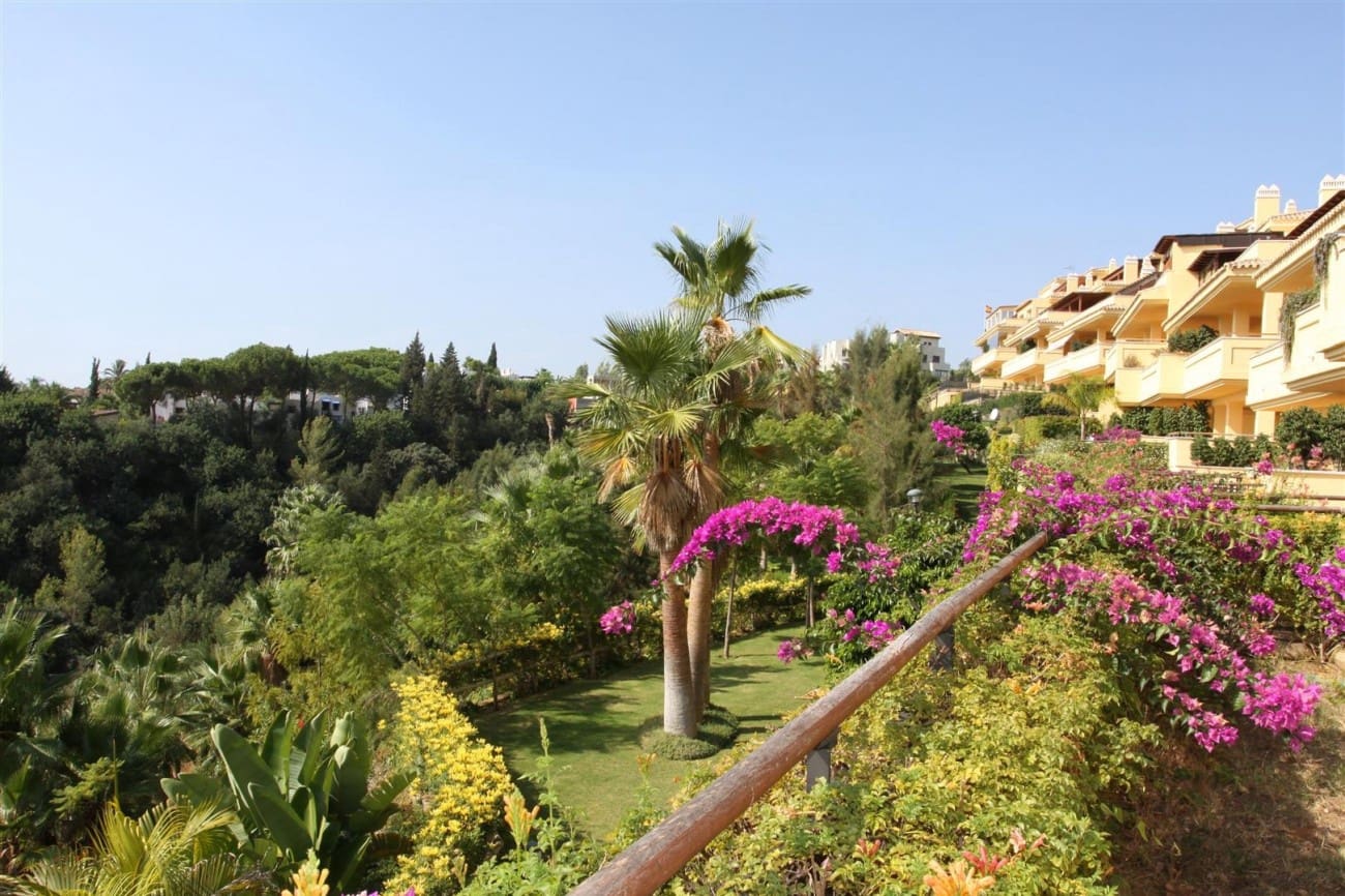 3 bedroom Apartment for sale in Marbella with pool - € 650,000 (Ref: 7543827)