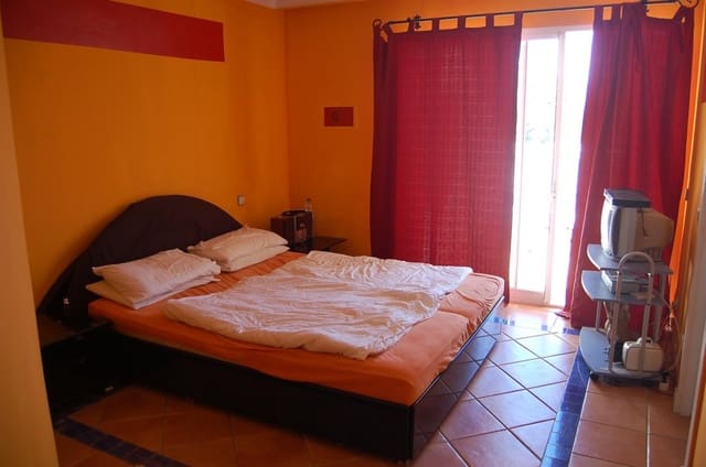 2 makuuhuone Omakotitalo myytävänä paikassa Marbella mukana uima-altaan - 399 000 € (Ref: 7543841)