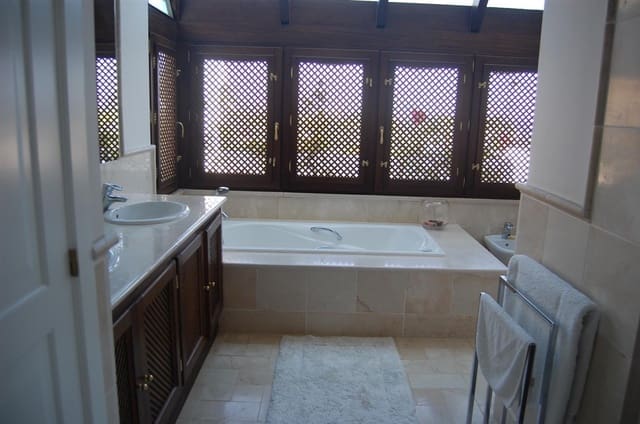 Apartamento de 2 habitaciones en Marbella en venta con piscina - 1.250.000 € (Ref: 7543849)