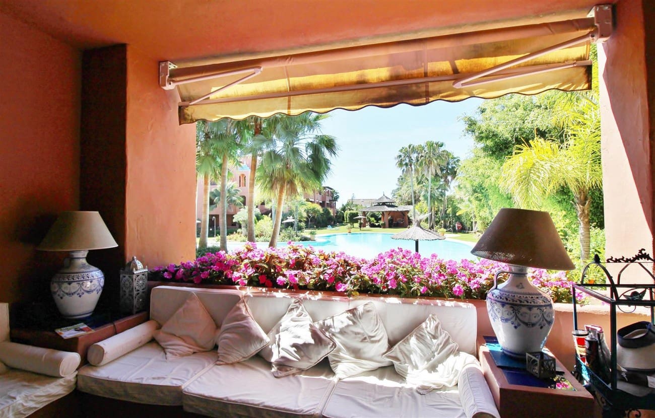 Apartamento de 2 habitaciones en Estepona en venta con piscina - 595.000 € (Ref: 7543852)