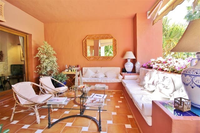 Apartamento de 2 habitaciones en Estepona en venta con piscina - 595.000 € (Ref: 7543852)