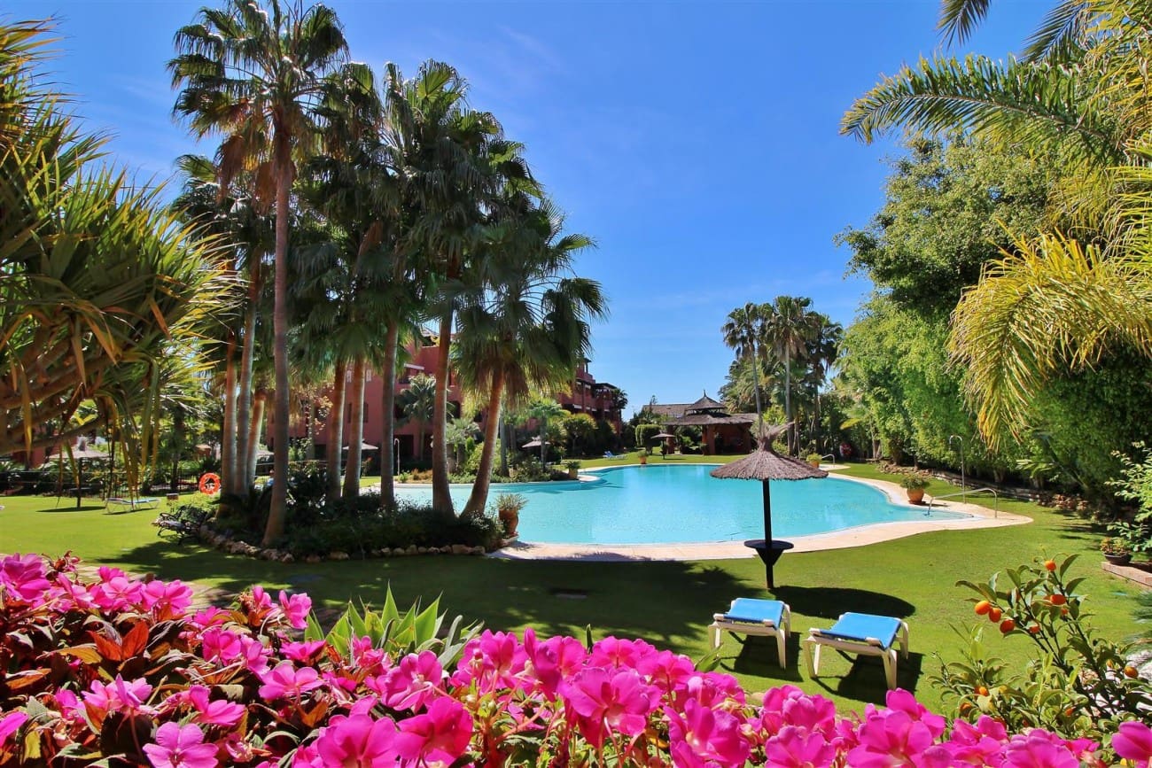 Apartamento de 2 habitaciones en Estepona en venta con piscina - 595.000 € (Ref: 7543852)