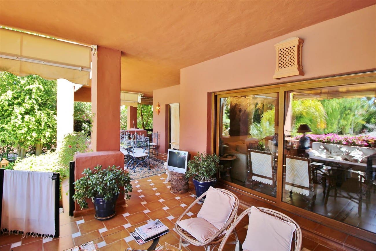 Apartamento de 2 habitaciones en Estepona en venta con piscina - 595.000 € (Ref: 7543852)