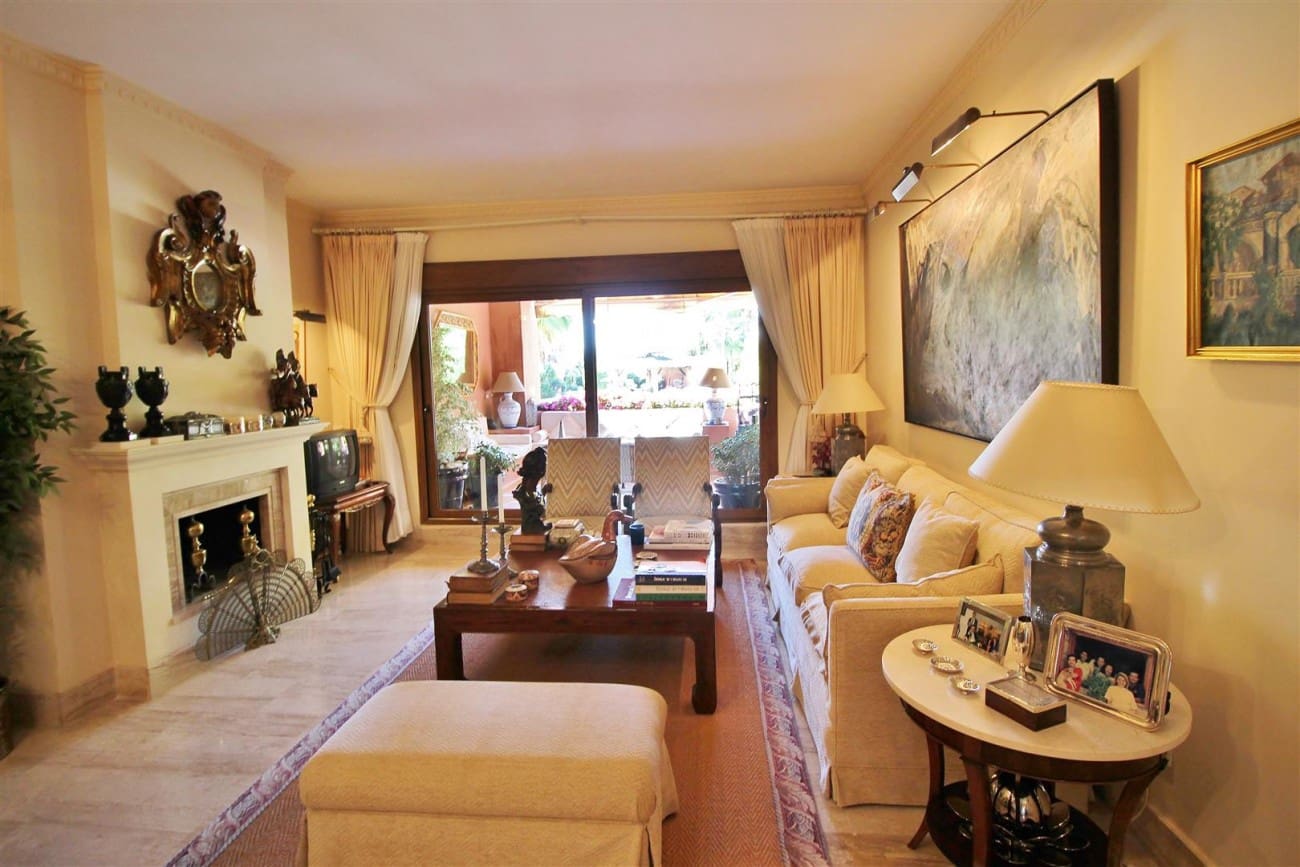 Apartamento de 2 habitaciones en Estepona en venta con piscina - 595.000 € (Ref: 7543852)