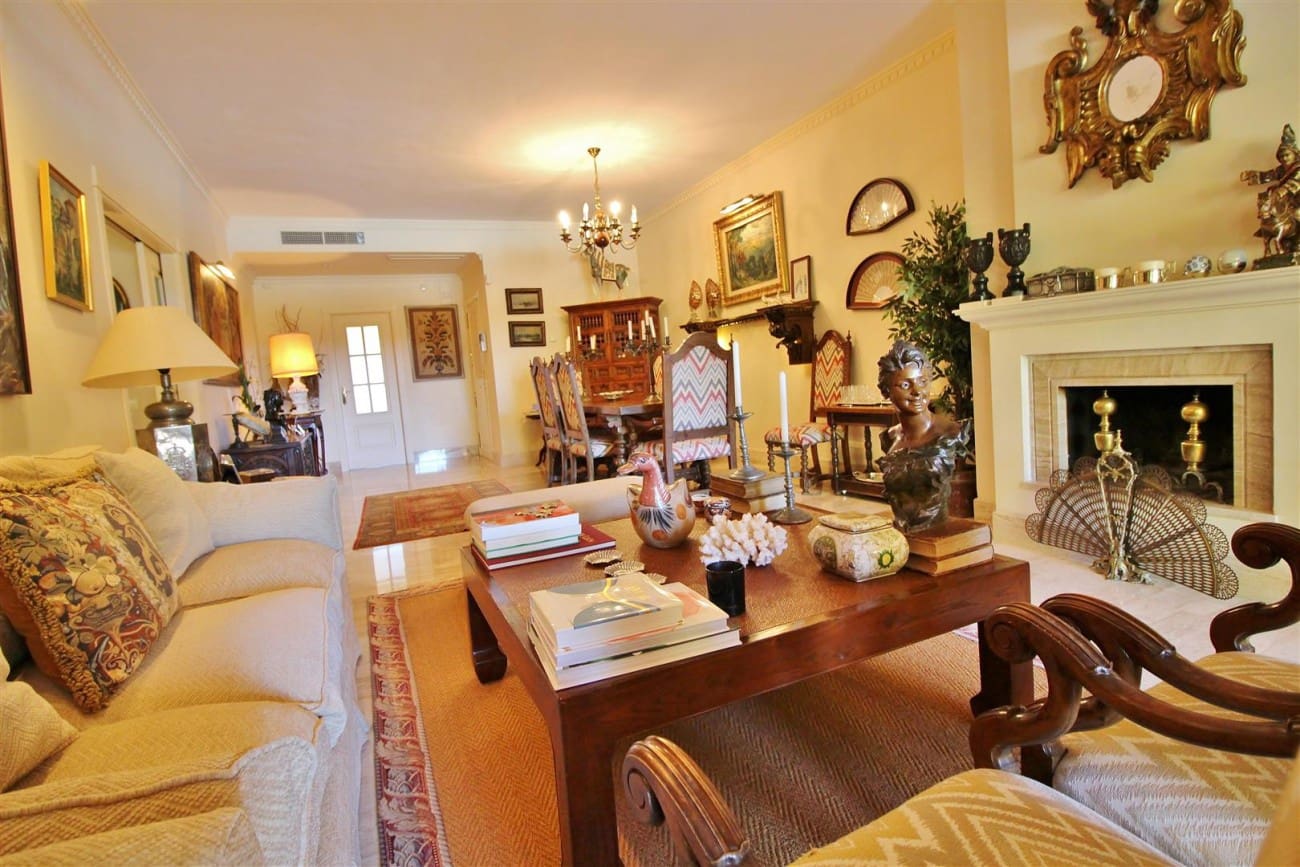 Apartamento de 2 habitaciones en Estepona en venta con piscina - 595.000 € (Ref: 7543852)