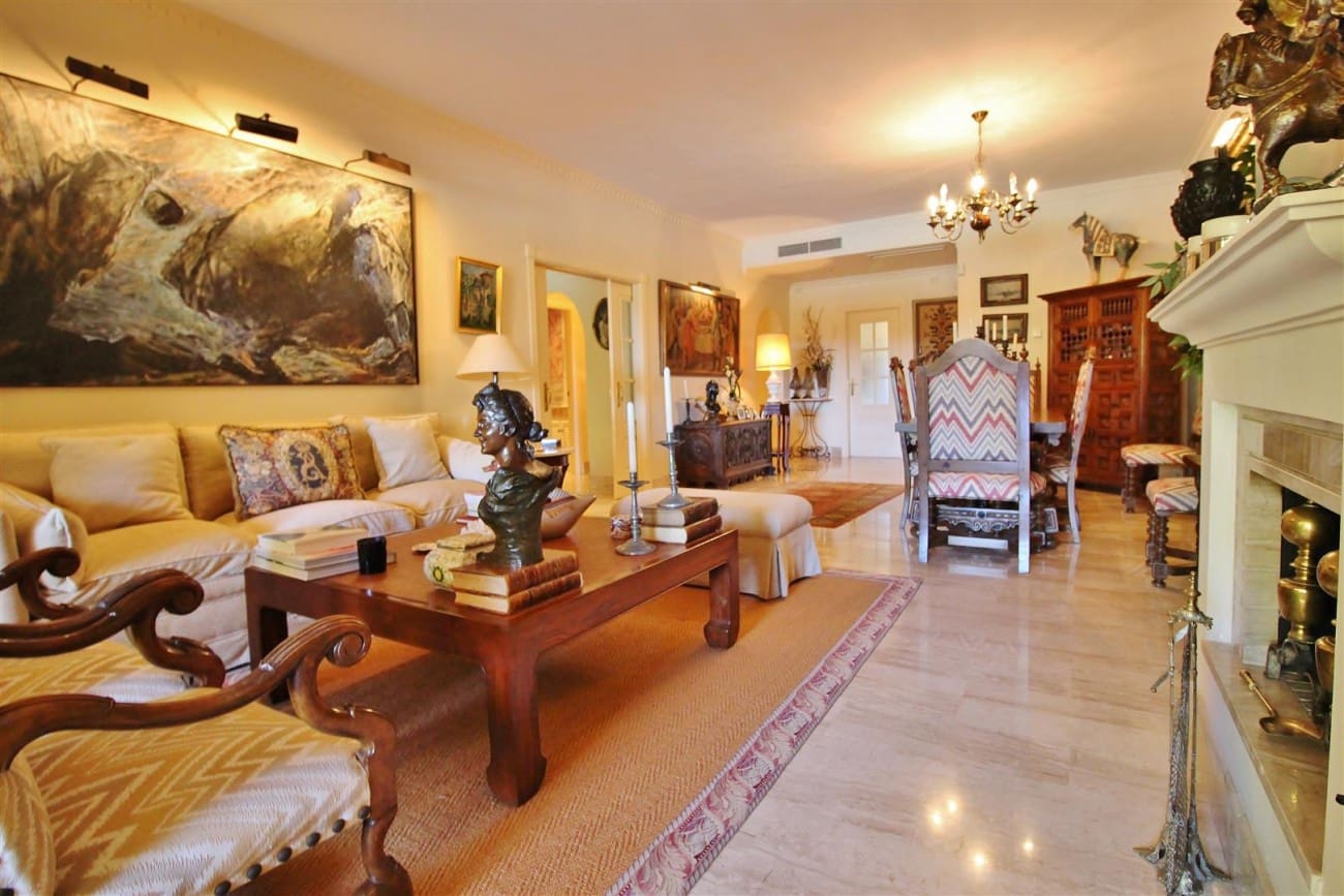 Apartamento de 2 habitaciones en Estepona en venta con piscina - 595.000 € (Ref: 7543852)