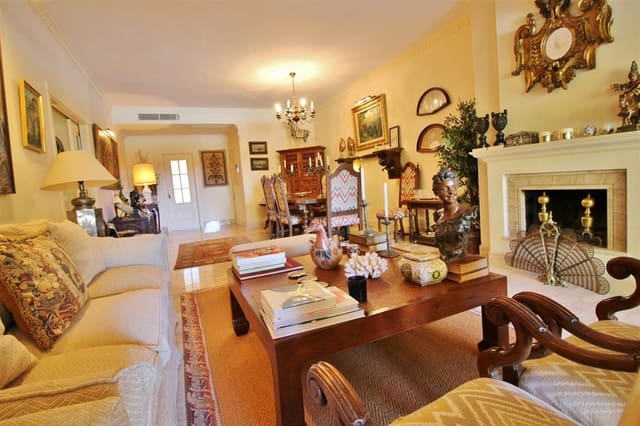 Apartamento de 2 habitaciones en Estepona en venta con piscina - 595.000 € (Ref: 7543852)