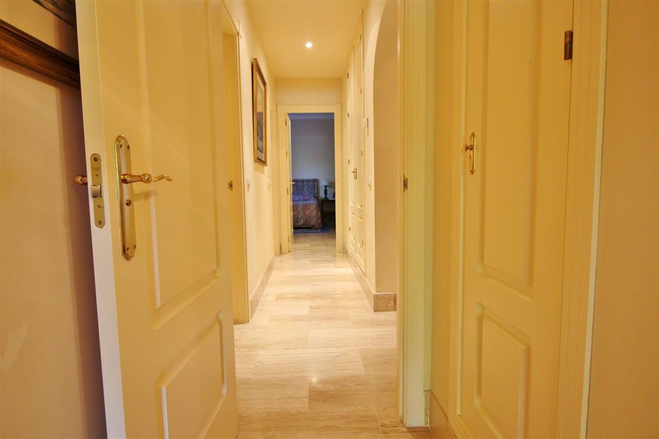 Apartamento de 2 habitaciones en Estepona en venta con piscina - 595.000 € (Ref: 7543852)