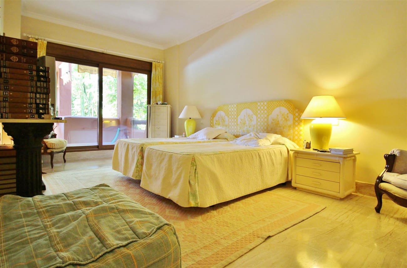 Apartamento de 2 habitaciones en Estepona en venta con piscina - 595.000 € (Ref: 7543852)