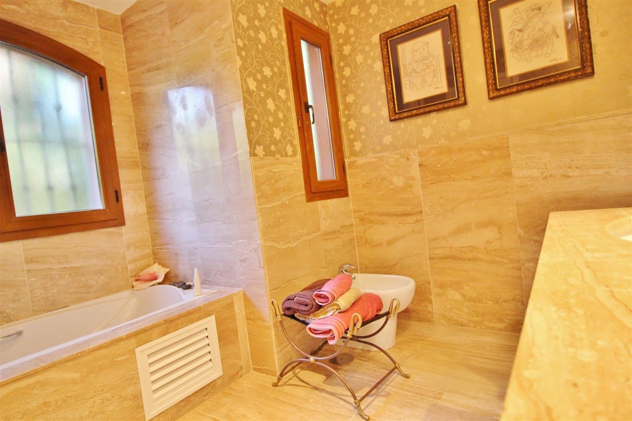 Apartamento de 2 habitaciones en Estepona en venta con piscina - 595.000 € (Ref: 7543852)