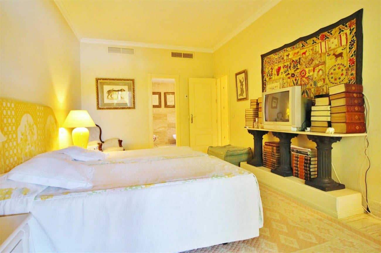 Apartamento de 2 habitaciones en Estepona en venta con piscina - 595.000 € (Ref: 7543852)