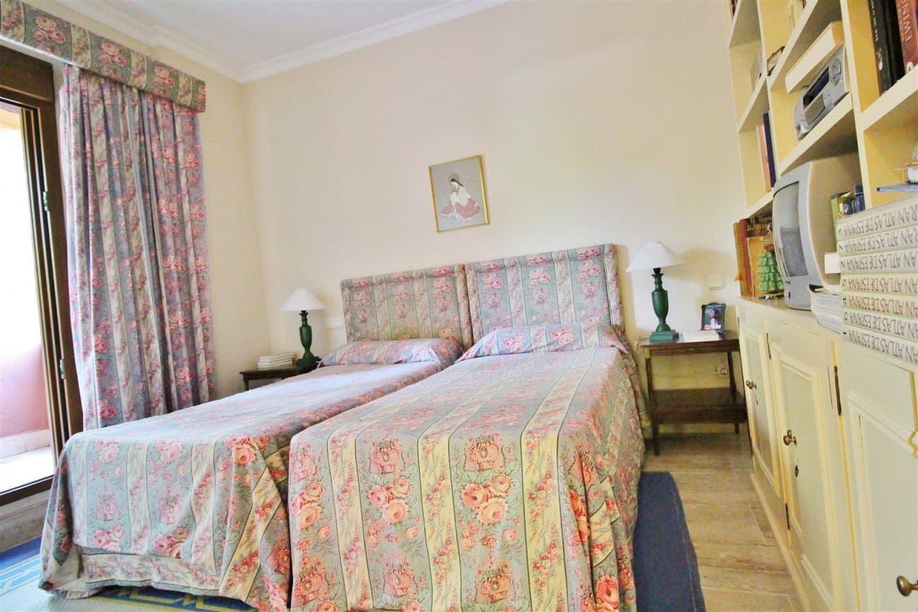 Apartamento de 2 habitaciones en Estepona en venta con piscina - 595.000 € (Ref: 7543852)