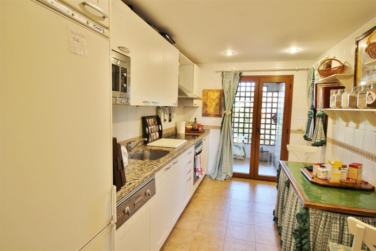 Apartamento de 2 habitaciones en Estepona en venta con piscina - 595.000 € (Ref: 7543852)