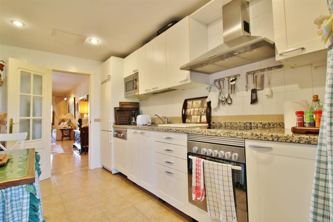 Apartamento de 2 habitaciones en Estepona en venta con piscina - 595.000 € (Ref: 7543852)