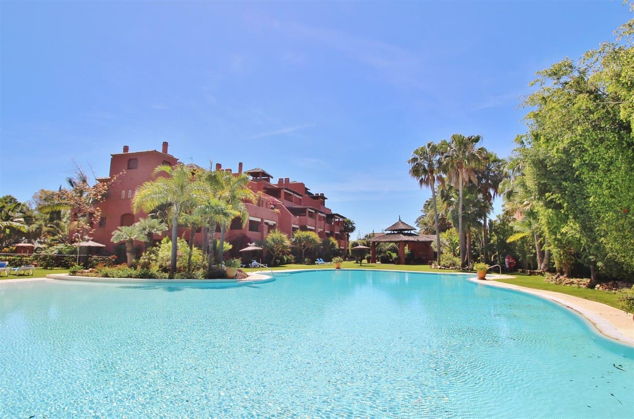 Apartamento de 2 habitaciones en Estepona en venta con piscina - 595.000 € (Ref: 7543852)