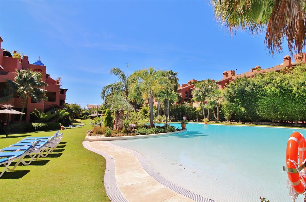 Apartamento de 2 habitaciones en Estepona en venta con piscina - 595.000 € (Ref: 7543852)