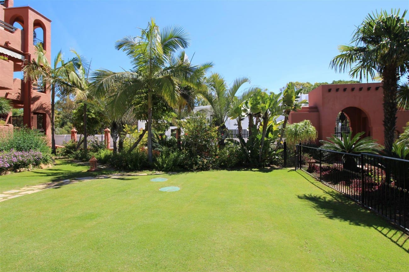 Apartamento de 2 habitaciones en Estepona en venta con piscina - 595.000 € (Ref: 7543852)