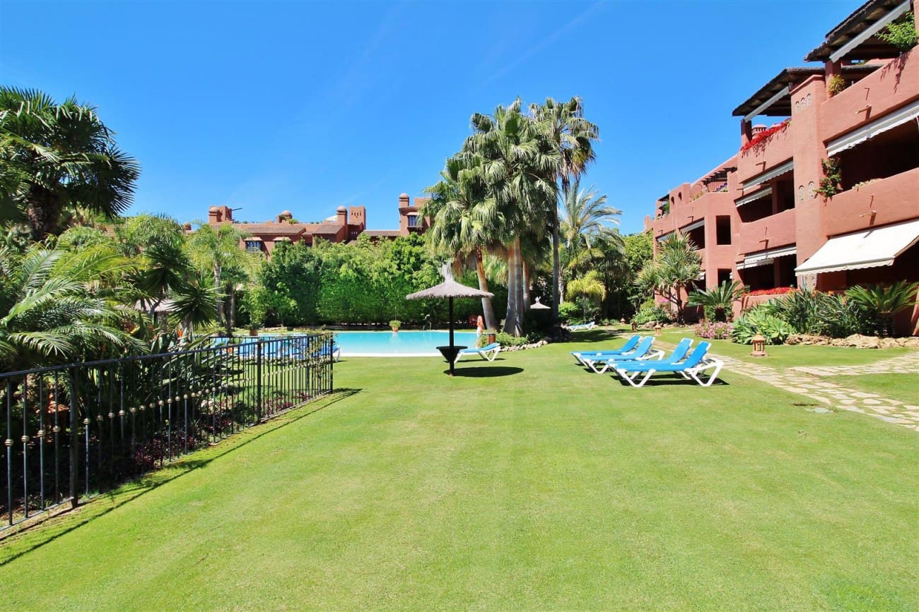 Apartamento de 2 habitaciones en Estepona en venta con piscina - 595.000 € (Ref: 7543852)