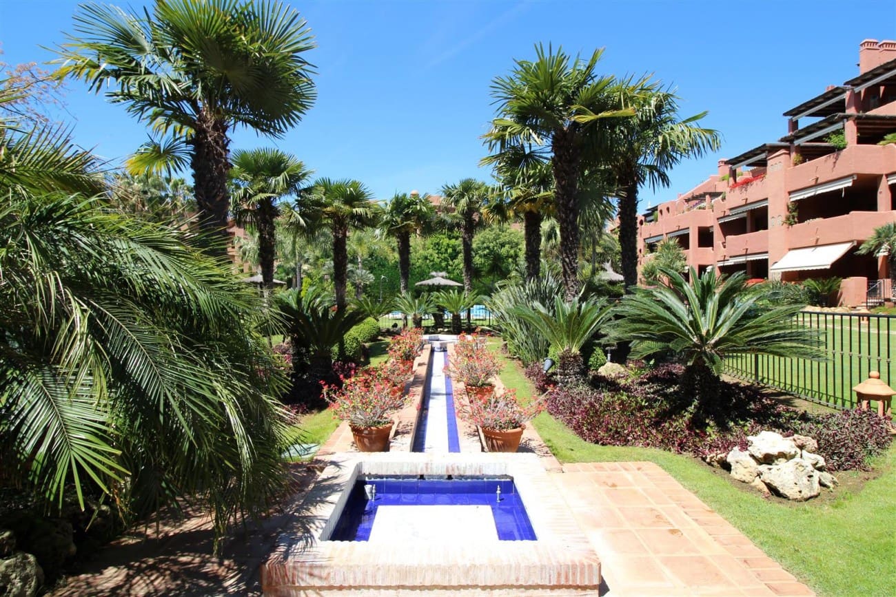 Apartamento de 2 habitaciones en Estepona en venta con piscina - 595.000 € (Ref: 7543852)