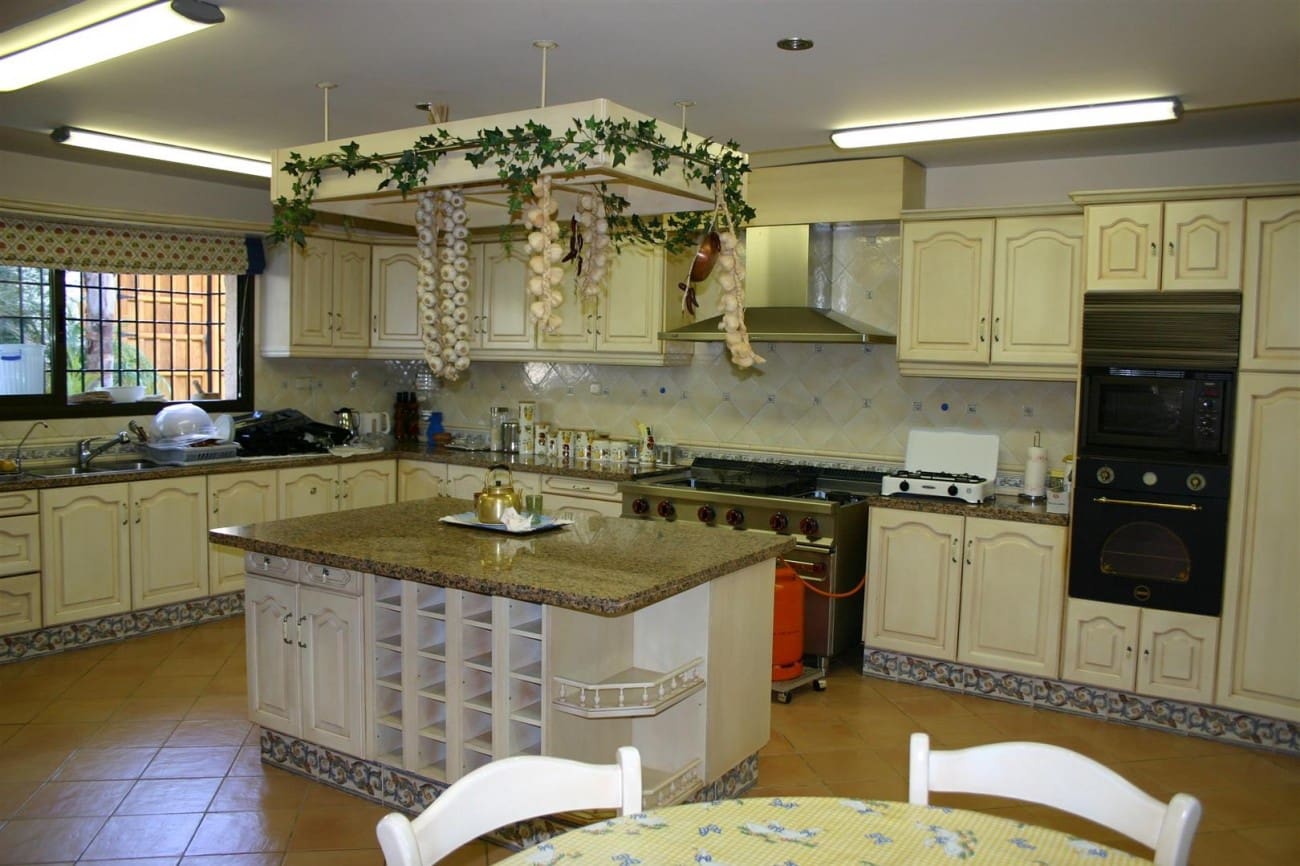 Chalet de 6 habitaciones en Marbella en venta con piscina - 2.780.000 € (Ref: 7543856)