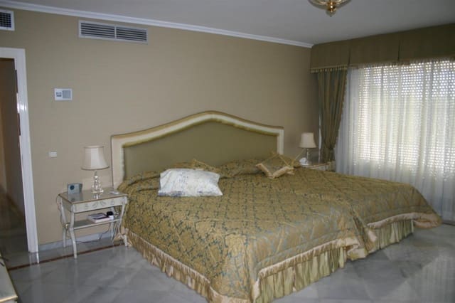 Chalet de 6 habitaciones en Marbella en venta con piscina - 2.780.000 € (Ref: 7543856)