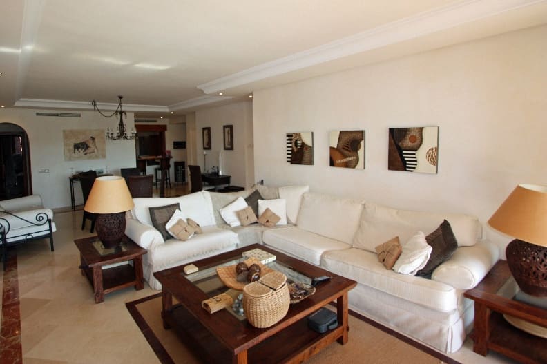 Apartamento de 3 habitaciones en Estepona en venta con piscina - 695.000 € (Ref: 7543857)