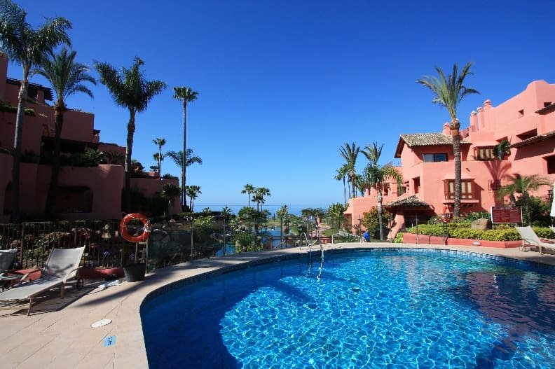 Apartamento de 3 habitaciones en Estepona en venta con piscina - 695.000 € (Ref: 7543857)