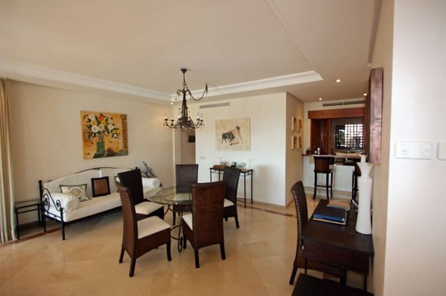 Apartamento de 3 habitaciones en Estepona en venta con piscina - 695.000 € (Ref: 7543857)