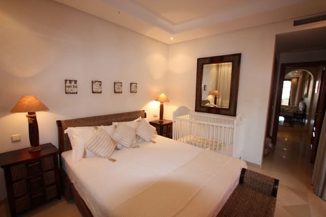 Apartamento de 3 habitaciones en Estepona en venta con piscina - 695.000 € (Ref: 7543857)