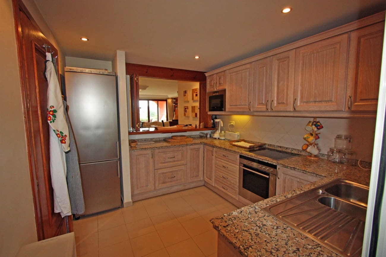 Apartamento de 3 habitaciones en Estepona en venta con piscina - 695.000 € (Ref: 7543857)