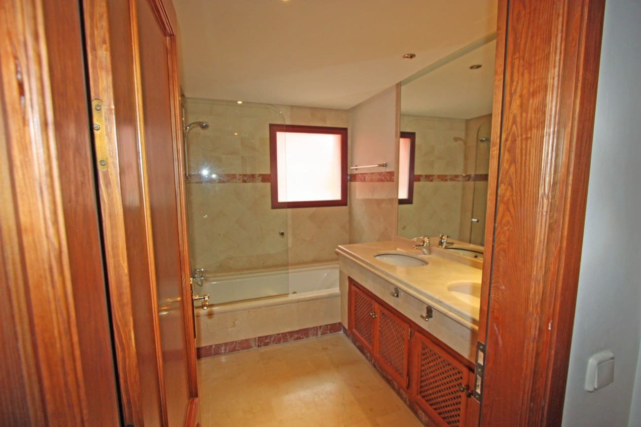 Apartamento de 3 habitaciones en Estepona en venta con piscina - 695.000 € (Ref: 7543857)