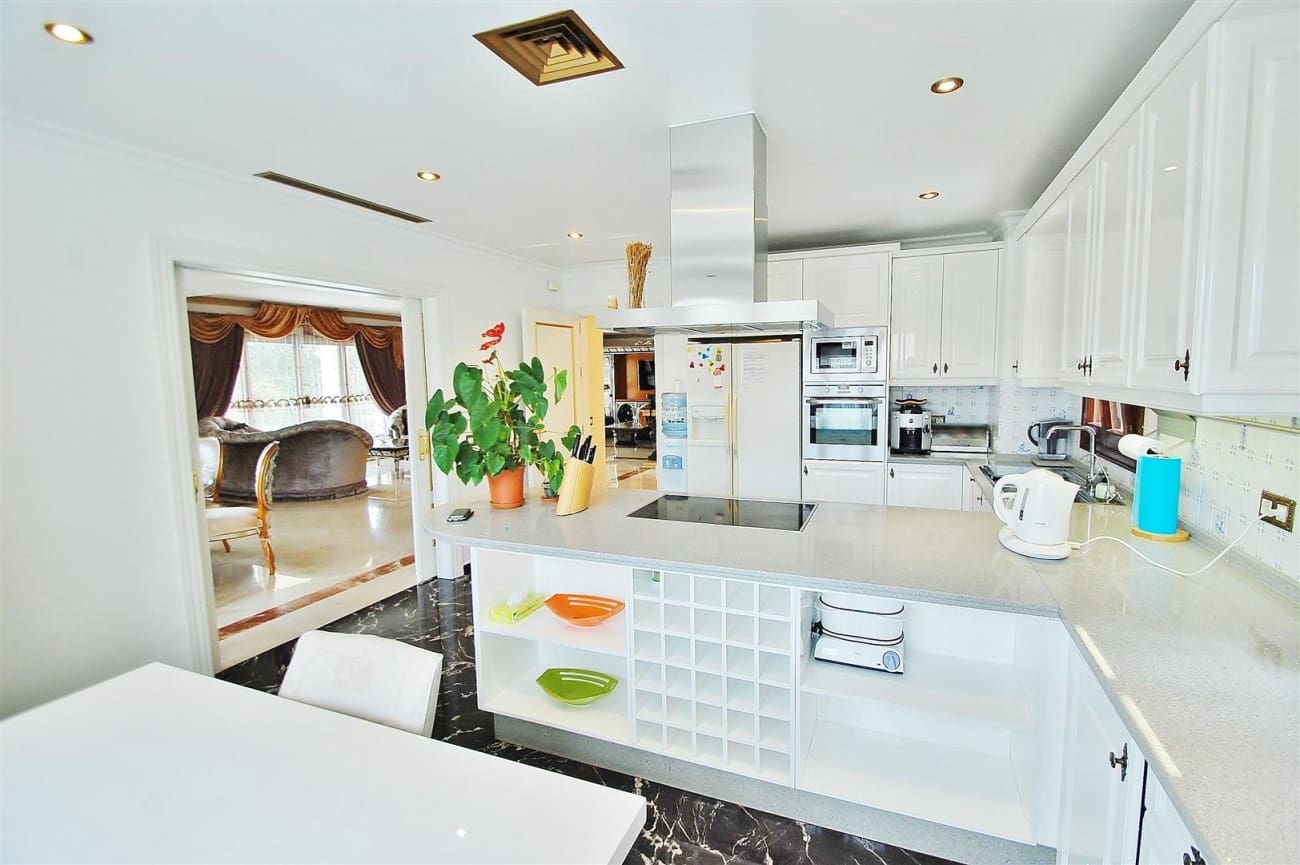 Chalet de 4 habitaciones en Marbella en venta con piscina - 3.300.000 € (Ref: 7543860)