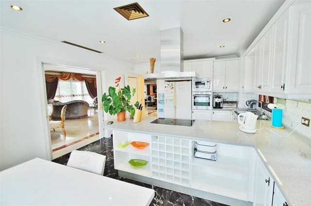 Chalet de 4 habitaciones en Marbella en venta con piscina - 3.300.000 € (Ref: 7543860)