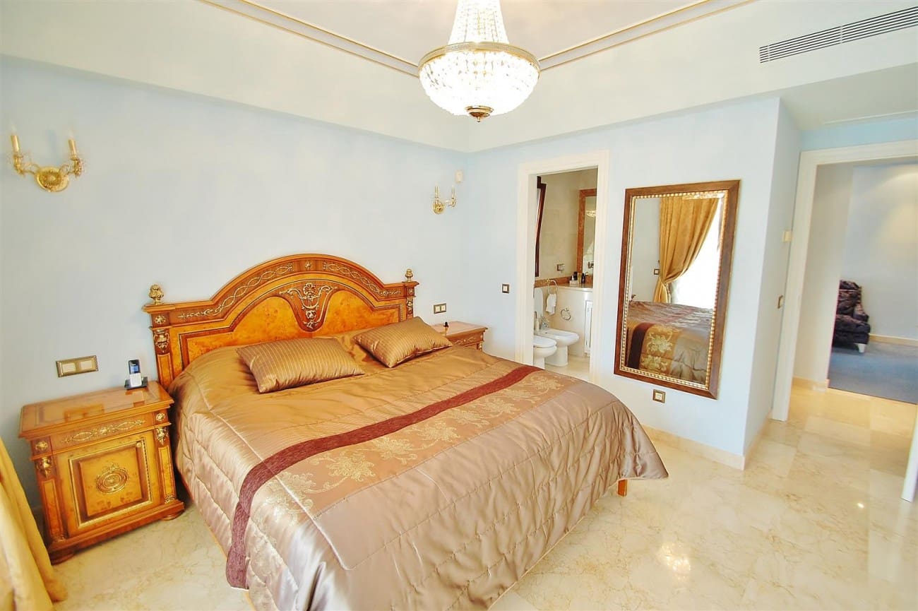 Chalet de 4 habitaciones en Marbella en venta con piscina - 3.300.000 € (Ref: 7543860)