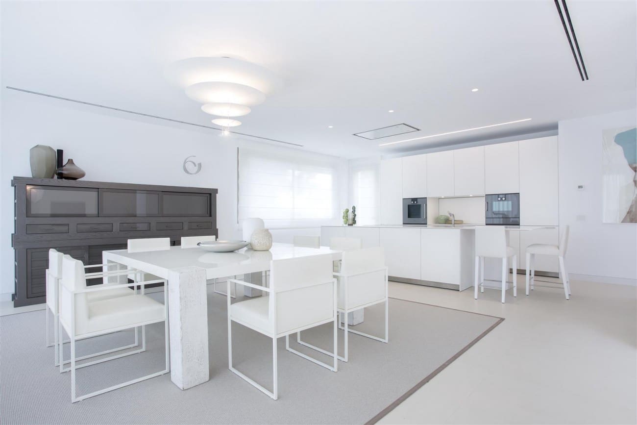 5 bedroom Villa for sale in Estepona with pool - € 1,850,000 (Ref: 7543865)