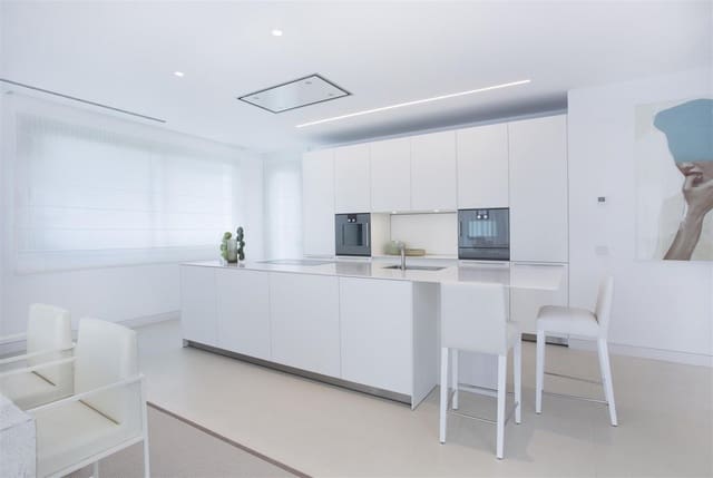 5 bedroom Villa for sale in Estepona with pool - € 1,850,000 (Ref: 7543865)