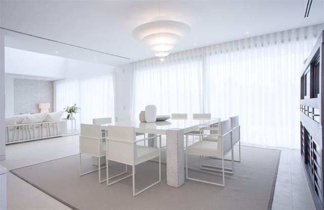 5 bedroom Villa for sale in Estepona with pool - € 1,850,000 (Ref: 7543865)