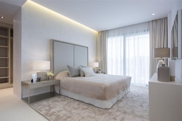 5 bedroom Villa for sale in Estepona with pool - € 1,850,000 (Ref: 7543865)