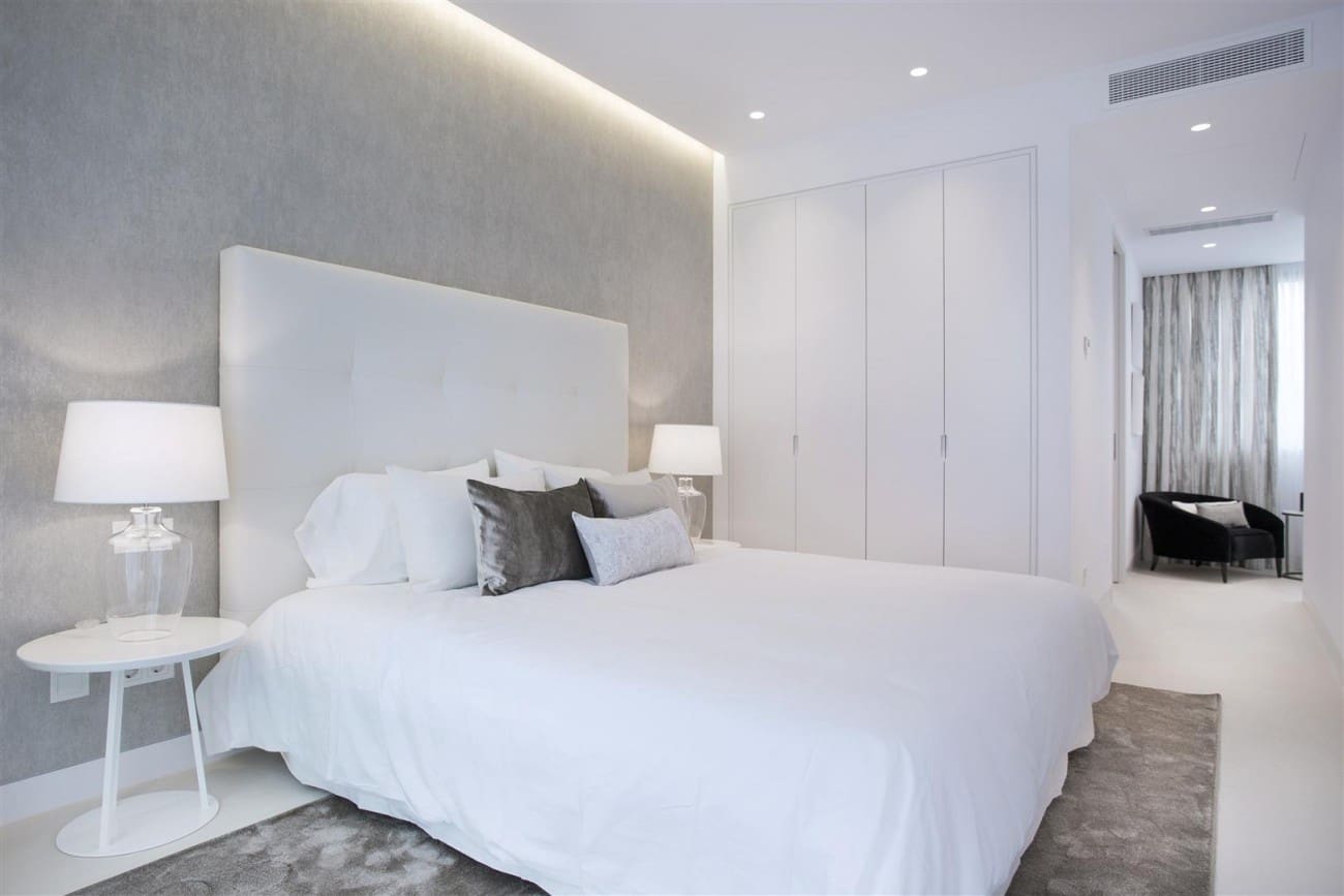 5 bedroom Villa for sale in Estepona with pool - € 1,850,000 (Ref: 7543865)