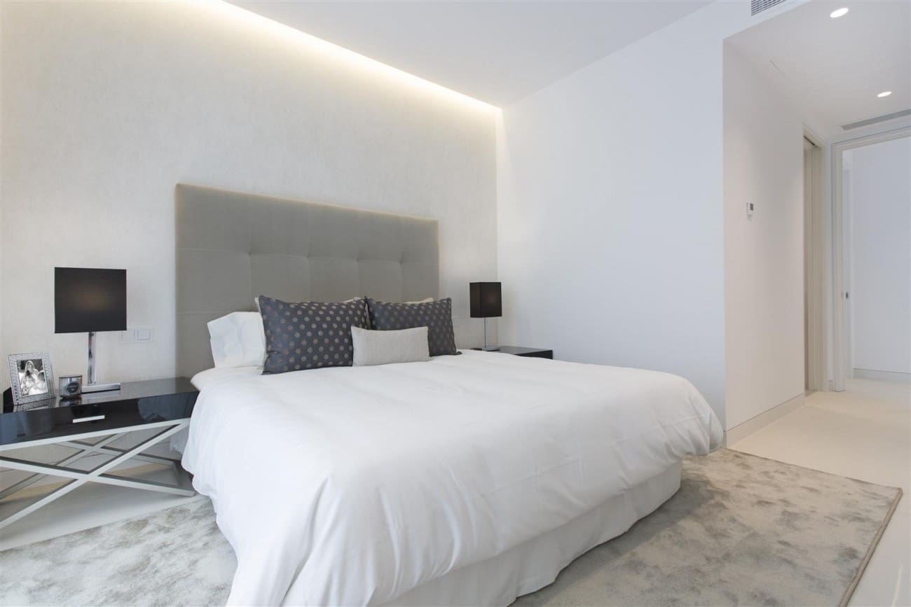 5 bedroom Villa for sale in Estepona with pool - € 1,850,000 (Ref: 7543865)