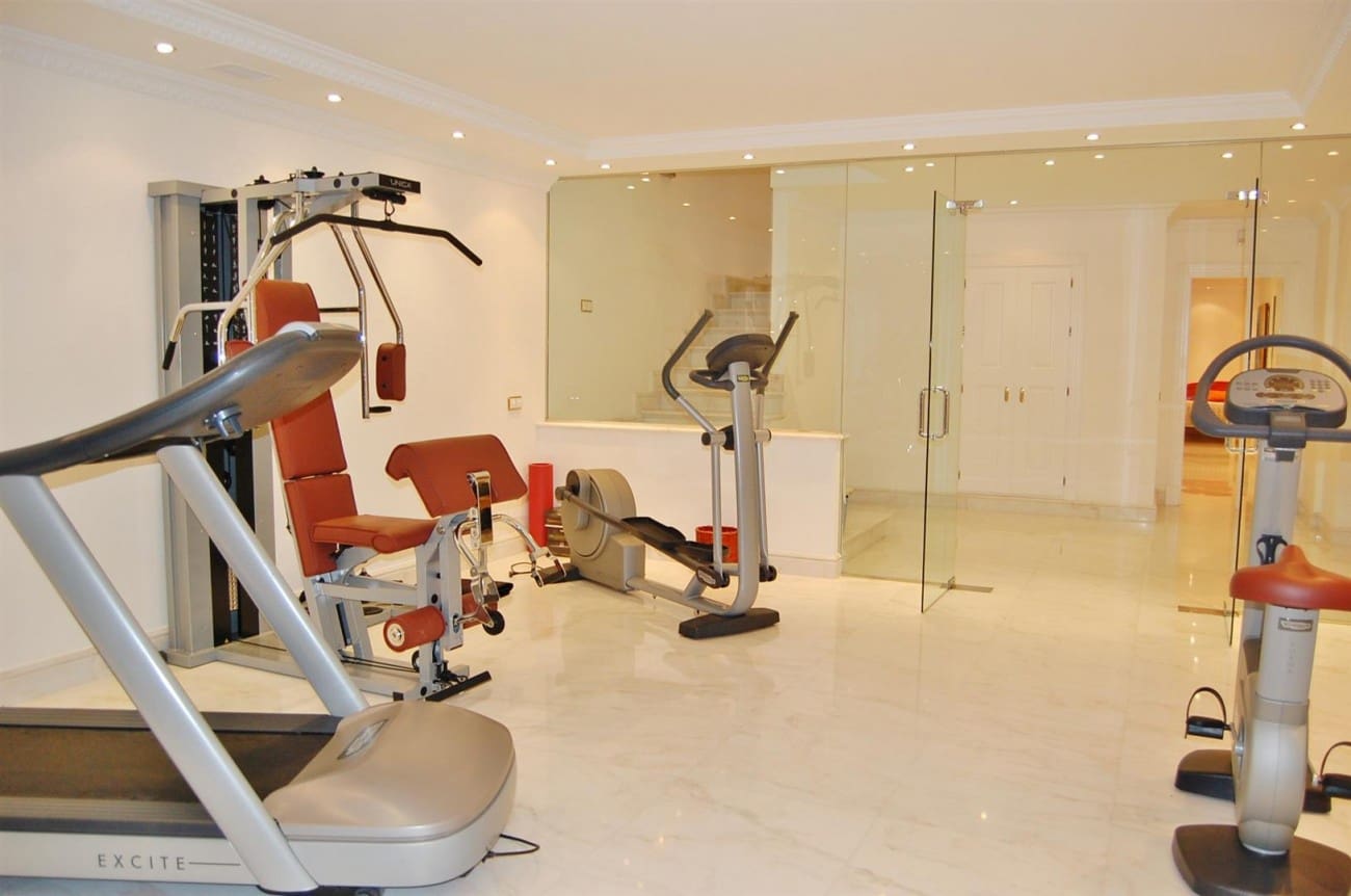 Chalet de 7 habitaciones en Marbella en venta con piscina - 5.950.000 € (Ref: 7552399)