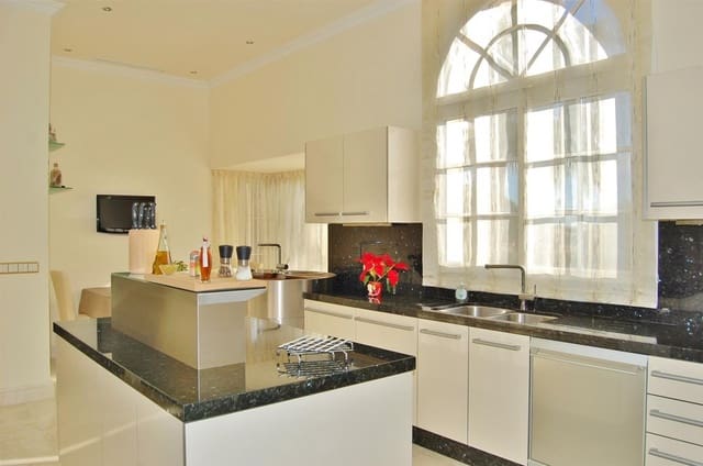 Chalet de 7 habitaciones en Marbella en venta con piscina - 5.950.000 € (Ref: 7552399)