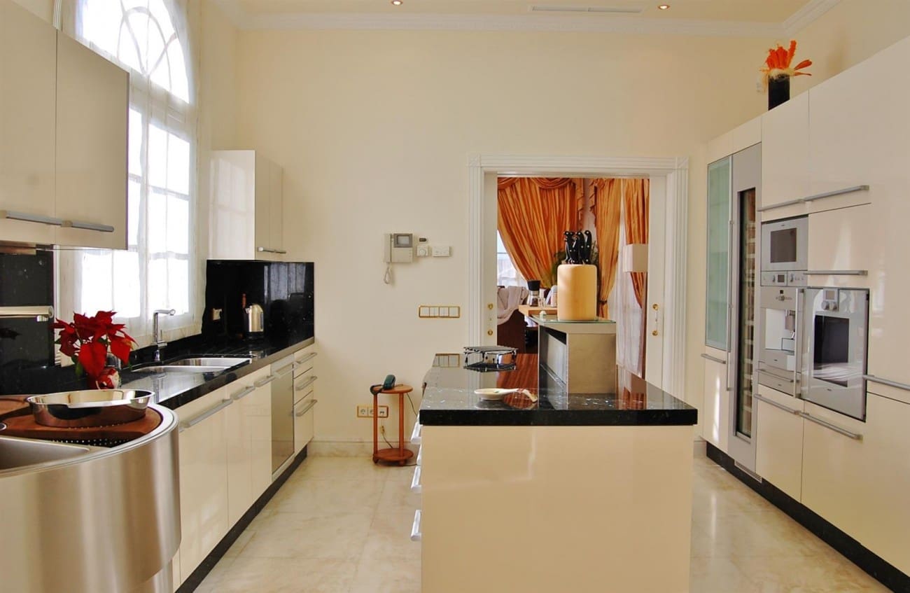 Chalet de 7 habitaciones en Marbella en venta con piscina - 5.950.000 € (Ref: 7552399)