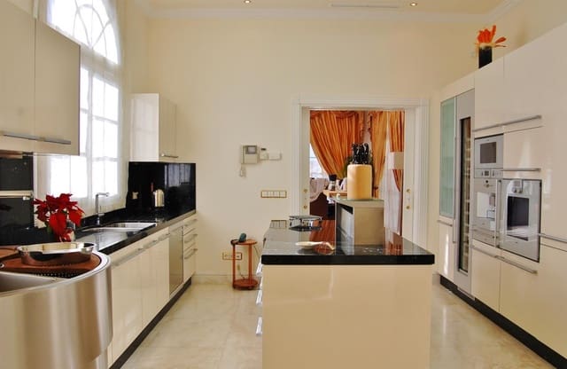 Chalet de 7 habitaciones en Marbella en venta con piscina - 5.950.000 € (Ref: 7552399)