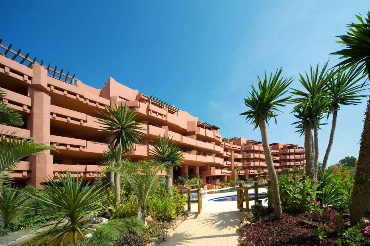 4 bedroom Apartment for sale in Estepona with pool - € 560,000 (Ref: 7555941)