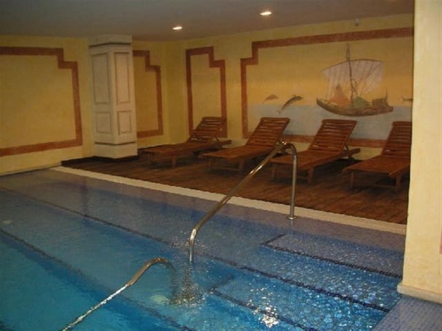 4 bedroom Apartment for sale in Estepona with pool - € 560,000 (Ref: 7555941)