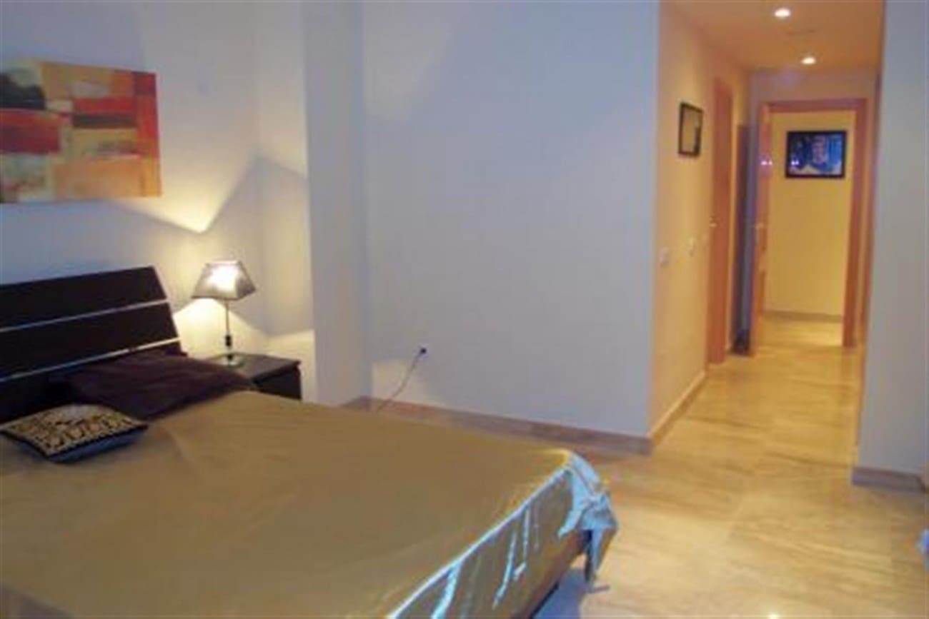 4 bedroom Apartment for sale in Estepona with pool - € 560,000 (Ref: 7555941)